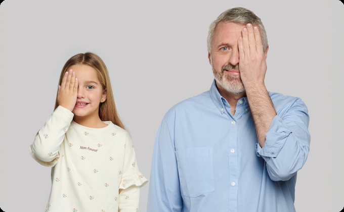 niña y hombre maduro tapándose un ojo