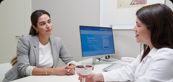 médico en consulta con mujer