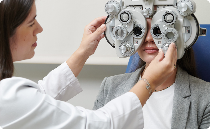 chico joven haciendo gesto de la victoria con optotipo