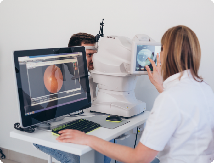 oftalmólogo y paciente durante una OCT