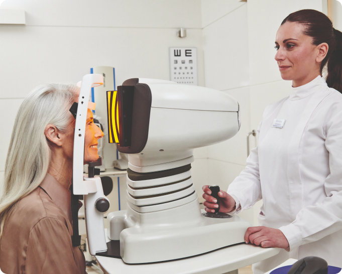auxiliar y paciente durante una topografía corneal