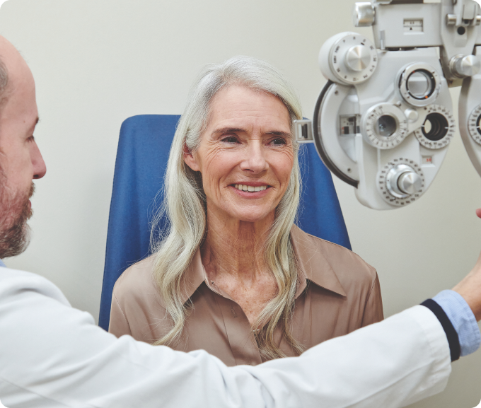 perfil de mujer con pecas