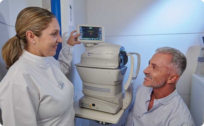 auxiliar y hombre maduro durante una prueba oftalmológica