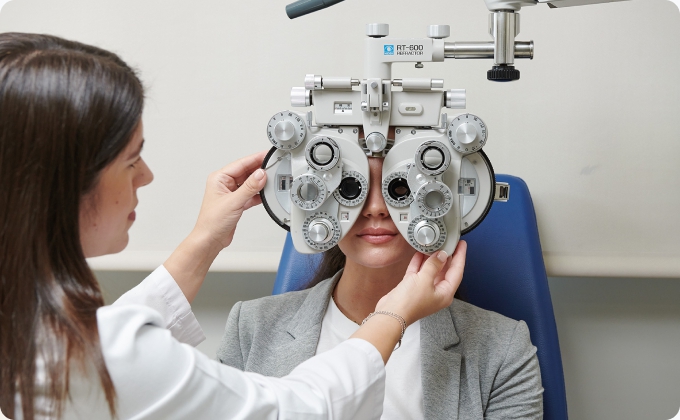 médico y paciente joven durante una prueba con foróptero