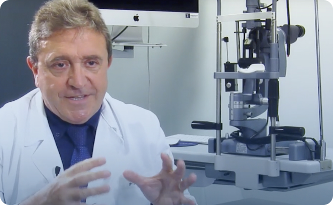 mujer madura paciente de retina