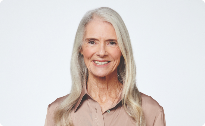 mujer con ojos azules haciendo la señal de la victoria