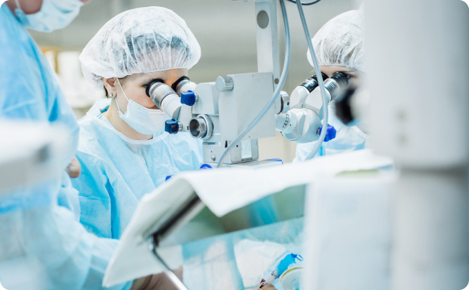 equipo de cirugía oftalmológica durante una intervención