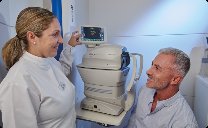 auxiliar y hombre con problemas de retina durante una revisión oftalmológica