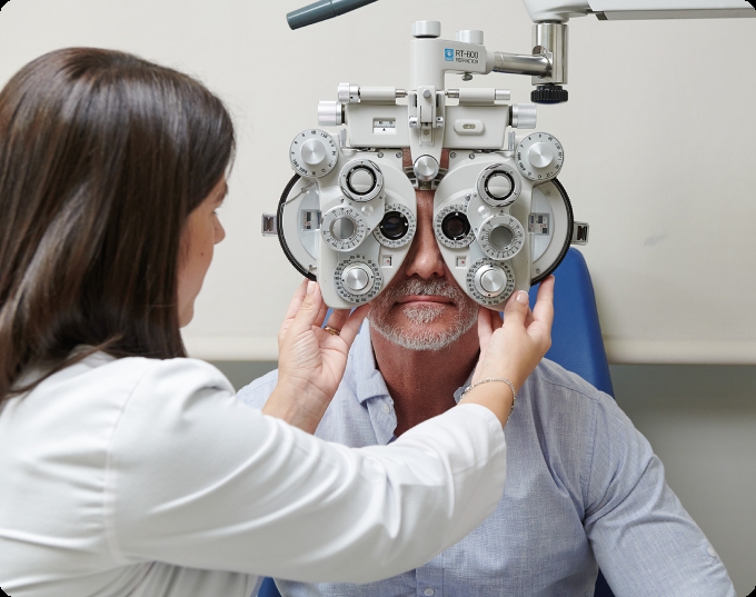 médico y paciente de retina durante una prueba con foróptero