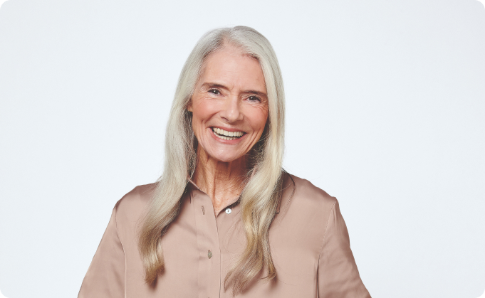 mujer paciente de retina riéndose