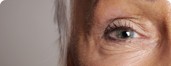 primer plano ojo azul mujer con pelo blanco