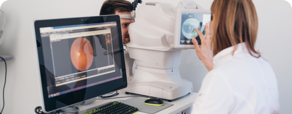 oftalmólogo y paciente durante una OCT