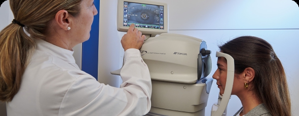 auxiliar y paciente durante una tonometría