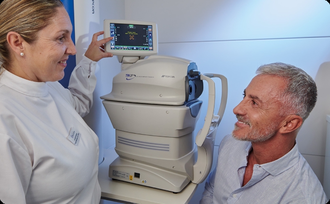 auxiliar y paciente de retina durante una prueba oftalmológica