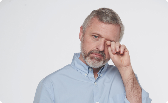 hombre maduro frotándose un ojo