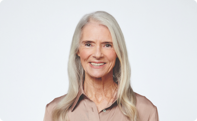 mujer madura paciente de retina