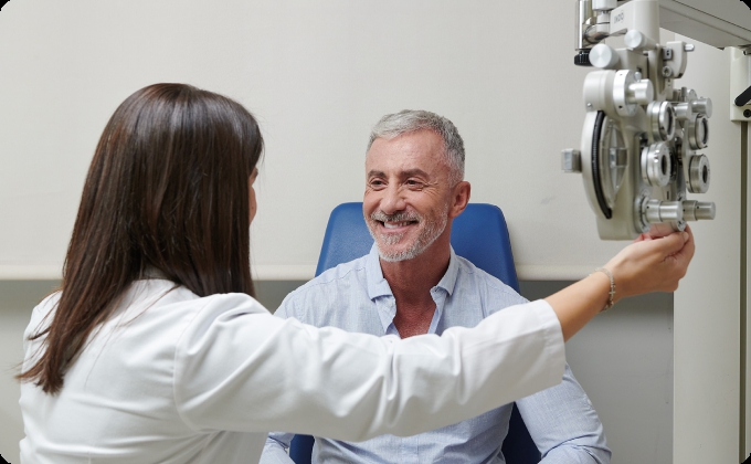 médico y paciente de retina después de una prueba con foróptero