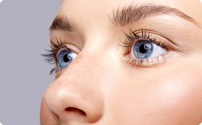 mujer con ojos azules mirando al horizonte