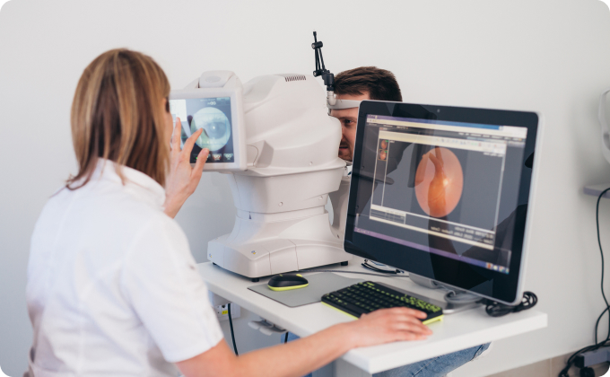 oftalmóloga y paciente durante una prueba OCT