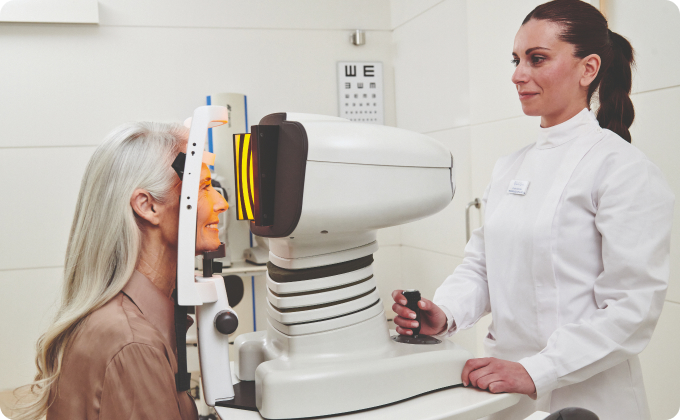 auxiliar y paciente durante una topografía corneal