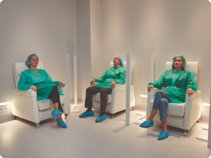 tres pacientes en sala de recuperación tras la cirugía