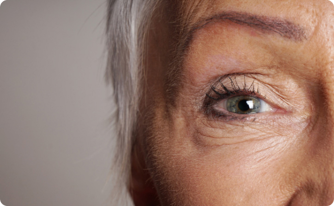primer plano ojo azul mujer con pelo blanco