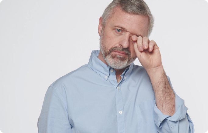 hombre maduro frotándose un ojo