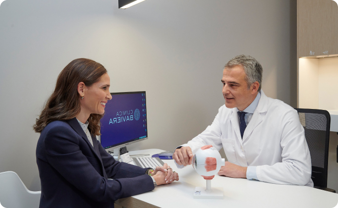 oftalmólogo y paciente mujer durante una consulta
