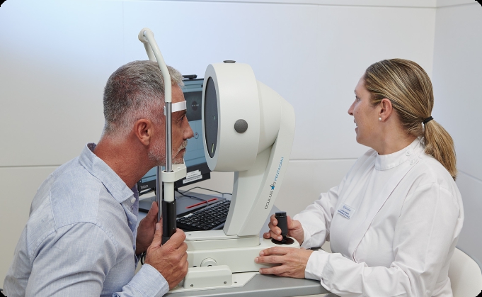 auxiliar de clínica y paciente de retina durante una topografía
