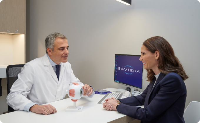 oftalmólogo y paciente mujer durante una consulta