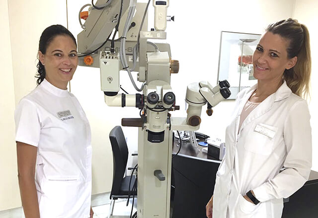 Auxiliares de clÃnica posando con láser donado a ONG