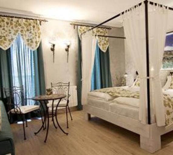 Plan Amigo de Clínica Baviera. Interior habitación cama con dosel